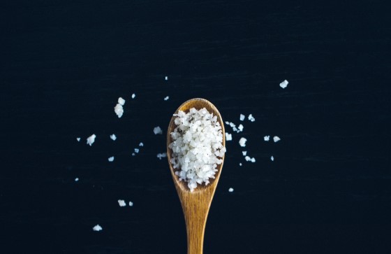 Epsomská sůl je též nazývána jako hořká sůl, je bohatá na hořčík a síru. Lze ji zakoupit jemnější i hrubozrnnou variantu